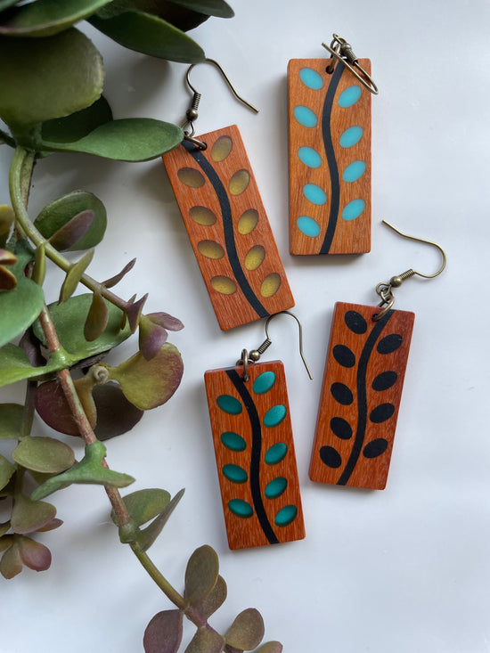 Load image into Gallery viewer, Trailing Vine Earrings
