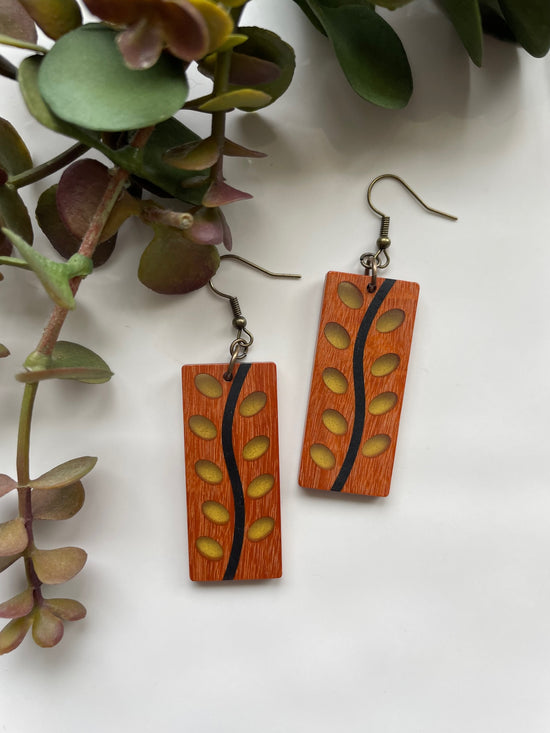 Load image into Gallery viewer, Trailing Vine Earrings
